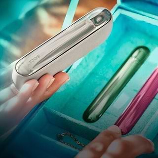 Hands comparing 3 IQOS devices.