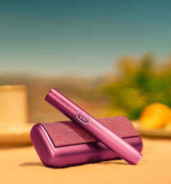 A garnet red IQOS ILUMA i PRIME 