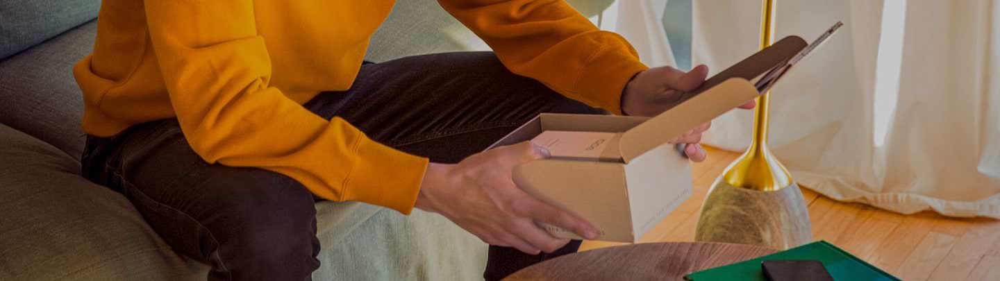 Hands opening an IQOS Originals Duo device box, to discover all benefits of MyIqos.