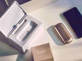 Hands opening an IQOS Originals Duo device box, to discover all benefits of MyIqos.	 	 	